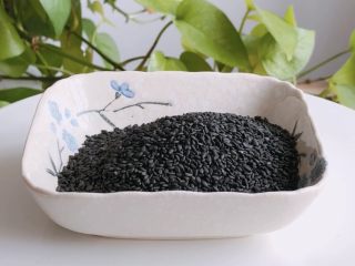 1、干吃汤圆,黑芝麻小火炒熟晾凉备用