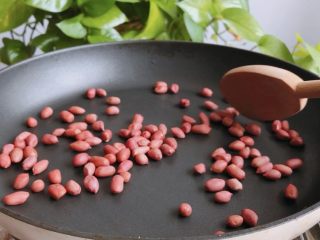 2、干吃汤圆,花生小火炒熟，晾凉去皮