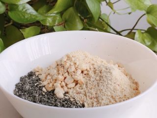 4、干吃汤圆,去皮熟花生打碎（⚠️不需要打太碎，花生有些颗粒感吃起来更棒）