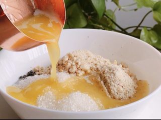 5、干吃汤圆,加入白糖，融化的黄油，混合均匀