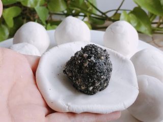 7、干吃汤圆,包入馅料，捏紧收口搓圆