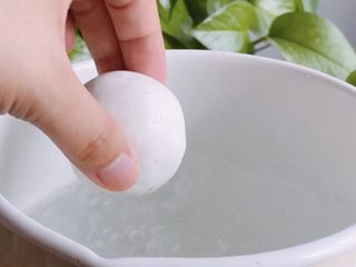 8、干吃汤圆,水开，放入汤圆