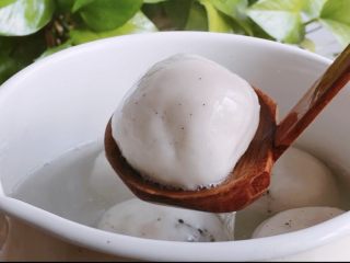 9、干吃汤圆,煮至浮起，捞出