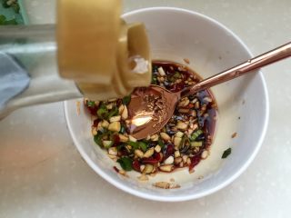 20、吉祥蔬菜三宝➕炝拌三彩白菜丝,一小勺麻油，拌匀