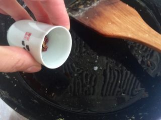 21、吉祥蔬菜三宝➕炝拌三彩白菜丝,热锅后加适量食用油，加入少许花椒