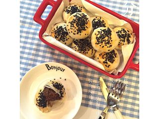 10、月饼节活动，苏式榨菜鲜肉月饼,180度预热好烤箱，放入烤盘200度烤30分钟即刻就可以享用了，热热的时候最好吃了。