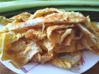 10、辣白菜肉松寿司卷,取出切条