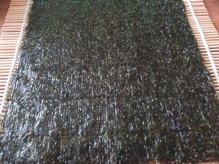 16、辣白菜肉松寿司卷,放上烤紫菜