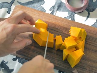 1、 熊猫汤圆,南瓜洗净切块，上锅蒸熟。记得锅边留一条小缝，让水蒸汽自由放飞。用筷子温柔一戳，很容易穿透就代表熟了。