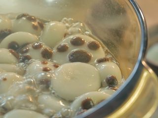 6、 熊猫汤圆,烧一锅水，水开后转中小火，放入汤圆。注意火候不要太大，不然汤圆容易被煮烂掉。煮大概八分钟。