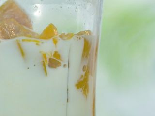 7、 熊猫汤圆,接着来做南瓜汤。把蒸熟的南瓜放入搅拌机，加入牛奶和细砂糖，一起搅拌。