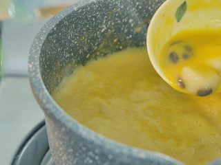 8、 熊猫汤圆,把南瓜泥倒入汤锅里，放入汤圆，一起煮开就好了。