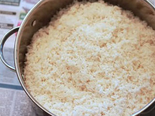 1、五花肉粽,准备一锅洗干净的生糯米