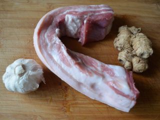 1、色泽红润，肥而不腻的红烧肉,准备好食材：带皮五花肉、生姜、大蒜～