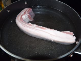2、色泽红润，肥而不腻的红烧肉,首先，把肉，放入煮锅中，凉水，煮沸；