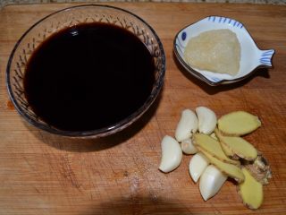 3、色泽红润，肥而不腻的红烧肉,准备好各种调料：生姜、蒜、老冰糖、还有老抽、生抽、料酒，我都放在一个锅里；