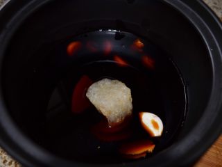 4、色泽红润，肥而不腻的红烧肉,准备一个炖锅，各种调料，冰糖也加入进去；