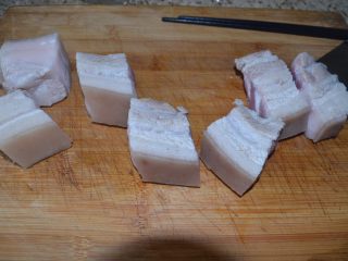 5、色泽红润，肥而不腻的红烧肉,煮好的五花肉，切成小方块；