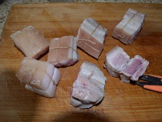 6、色泽红润，肥而不腻的红烧肉,用包粽子的绳子，扎进；