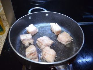 7、色泽红润，肥而不腻的红烧肉,热锅，放入少许盐；把五花肉、放入煎锅中，煸香；