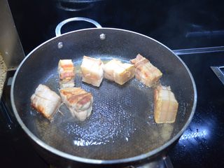 8、色泽红润，肥而不腻的红烧肉,煎至四面金黄，还有很多炸出来的油，可以炒菜很香；油是不用再放到炖锅中了～