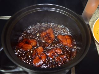 11、色泽红润，肥而不腻的红烧肉,最后，收汁就可以出锅了；