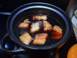 9、色泽红润，肥而不腻的红烧肉,把炸好的肉，方块，放入，准备开煮；