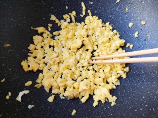 2、冬至美食  饺子皮小笼包,炒锅内倒适量的食用油烧热，下入蛋液用筷子快速划炒定型，晾凉备用。