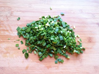 3、冬至美食  饺子皮小笼包,韭菜洗干净控一下水分切碎。