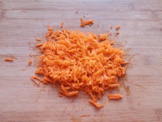 4、冬至美食  饺子皮小笼包,胡萝卜先擦成细丝再剁碎。