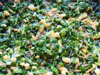 7、冬至美食  饺子皮小笼包,放盐和蔬之鲜搅拌均匀。