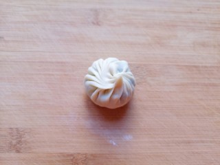 10、冬至美食  饺子皮小笼包,放入馅料，像平时包包子一样包好。