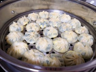 13、冬至美食  饺子皮小笼包,凉水上锅，上汽后大火蒸10分钟关火，焖2分钟左右出锅。