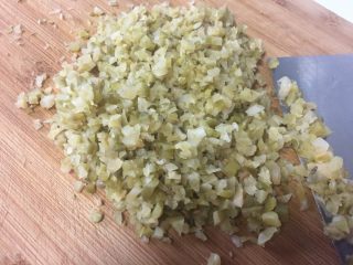 1、鲜肉月饼,榨菜剁成细末。