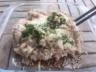 2、鲜肉月饼,猪腿肉剁成肉糜,或用绞肉机打成肉糜,加入盐,糖,生抽,白酒,香葱,胡椒粉,熟芝麻,用筷子顺时针搅拌搅上劲 ,多搅拌一会,把液体搅拌至吸收到肉纤维里面,搅拌的时候可分两次把姜汁加进肉里搅拌。(这个肉馅的做法和我们平时做包子,馄饨的肉馅有点区别,包子馄饨的肉馅搅拌的时候是分次加水,这个馅里用到的白酒和姜汁是为了去肉的腥气,不要加太多。