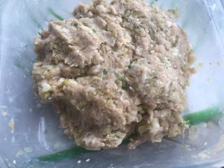 3、鲜肉月饼,加入榨菜碎继续搅拌,最后可放少许麻油提香,入冰箱冷藏备用。