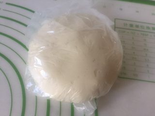 4、鲜肉月饼,油皮的所有材料扔进面包桶启动揉面程序25分钟左右,这个面团很容易出膜,因为比我们平时做面包用到的油多,揉好后装保鲜袋密封放一边静止40分钟