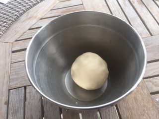 5、鲜肉月饼,油酥的材料揉成光滑的面团,猪油预热就会融合,揉的过程手的温度就可以让猪油融化。