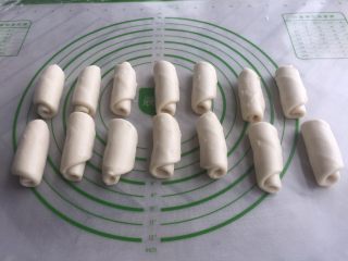 7、鲜肉月饼,全部擀好盖保鲜膜松弛15分钟。