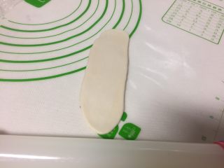 8、鲜肉月饼,重复第一次的擀卷动作,擀成牛舌状推卷成筒状。