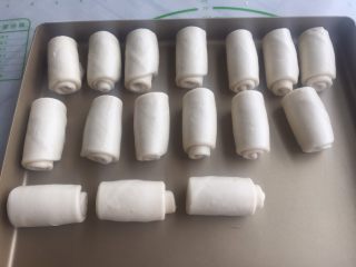 9、鲜肉月饼,再次盖保鲜膜松弛15分钟。