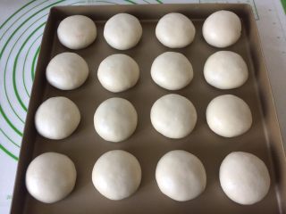 14、鲜肉月饼,全部包好放进烤盘,可用掌心轻轻按压成扁扁的,不按也无所谓。