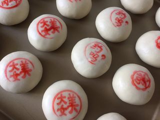 15、鲜肉月饼,可用食用色素兑水盖上章,没有章的可忽略,用筷头点几个红点也可以,就是起到装饰作用。