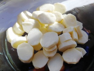 2、山药红枣糕,山药去皮切片。