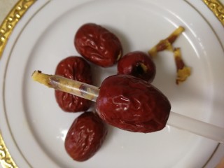 5、山药红枣糕,枣去核。