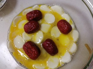 6、山药红枣糕,5颗放入山药蛋液里。