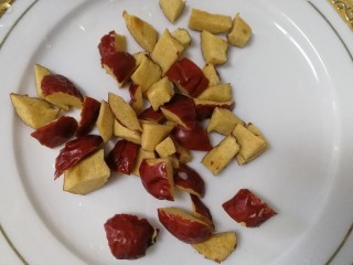 7、山药红枣糕,3颗枣切碎备用。