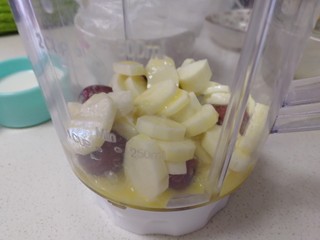 8、山药红枣糕,把5个红枣，山药，蛋液倒入料理机。