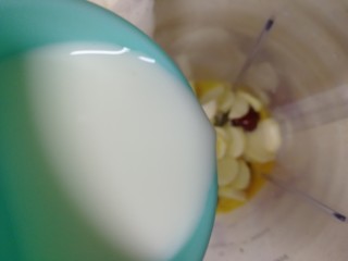 9、山药红枣糕,加入牛奶。