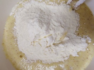 12、山药红枣糕,筛入低筋面粉。